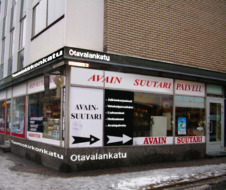 Liikkeen ikkunamainos: Suutarilta avaimet nopeasti kotiin, autoon, mopoon